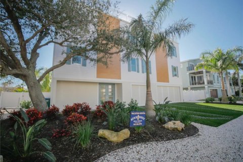 House in Bradenton Beach, Florida 8 bedrooms, 358.51 sq.m. № 1785299 - photo 1