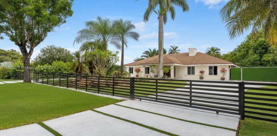 Villa ou maison à Davie, Floride 6 chambres, 507.9 m2 № 2017157