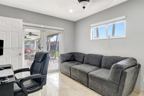 House in Hialeah, Florida 4 bedrooms, 141.49 sq.m. № 2061957 - photo 23
