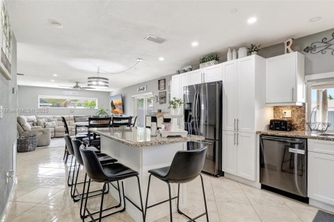 House in Hialeah, Florida 4 bedrooms, 141.49 sq.m. № 2061957 - photo 17