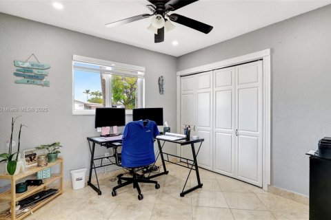 House in Hialeah, Florida 4 bedrooms, 141.49 sq.m. № 2061957 - photo 18