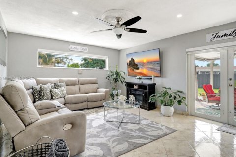 House in Hialeah, Florida 4 bedrooms, 141.49 sq.m. № 2061957 - photo 7