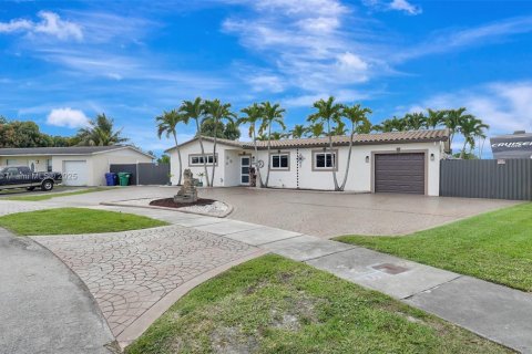 House in Hialeah, Florida 4 bedrooms, 141.49 sq.m. № 2061957 - photo 3