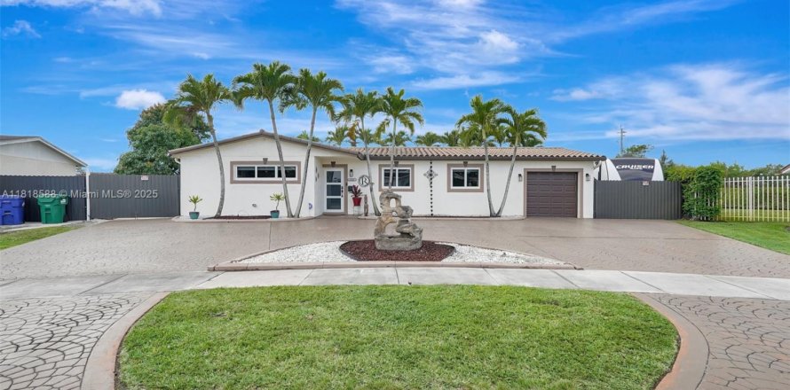 House in Hialeah, Florida 4 bedrooms, 141.49 sq.m. № 2061957