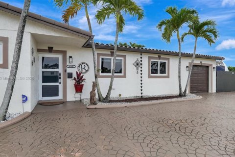 House in Hialeah, Florida 4 bedrooms, 141.49 sq.m. № 2061957 - photo 4