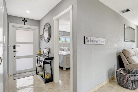 House in Hialeah, Florida 4 bedrooms, 141.49 sq.m. № 2061957 - photo 6
