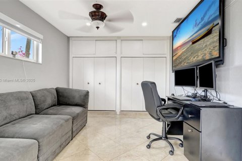 House in Hialeah, Florida 4 bedrooms, 141.49 sq.m. № 2061957 - photo 25