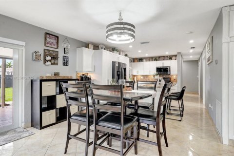 House in Hialeah, Florida 4 bedrooms, 141.49 sq.m. № 2061957 - photo 10