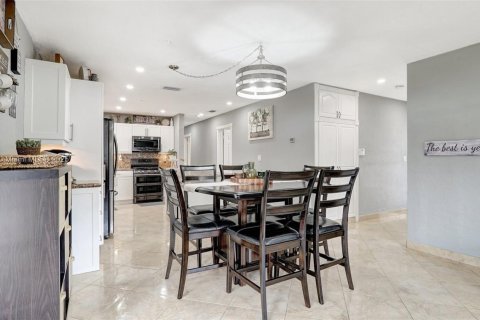 House in Hialeah, Florida 4 bedrooms, 141.49 sq.m. № 2061957 - photo 11