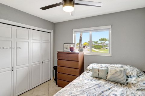 House in Hialeah, Florida 4 bedrooms, 141.49 sq.m. № 2061957 - photo 20