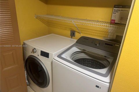 Снять в аренду таунхаус в Майами, Флорида 3 спальни, 196.95м2, № 1986506 - фото 8