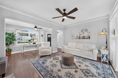 House in Orlando, Florida 4 bedrooms, 180.51 sq.m. № 2396112 - photo 3