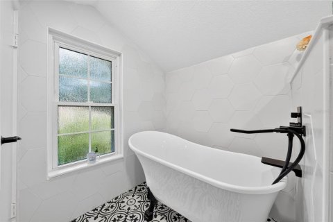 House in Orlando, Florida 4 bedrooms, 180.51 sq.m. № 2396112 - photo 17
