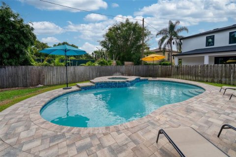 House in Orlando, Florida 4 bedrooms, 180.51 sq.m. № 2396112 - photo 22