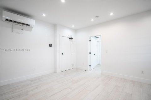 Propiedad comercial en venta en Miami Beach, Florida № 2179188 - foto 16
