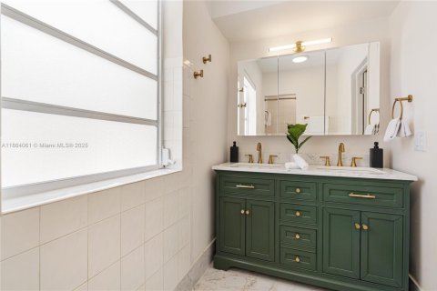 House in Miami Beach, Florida 5 bedrooms, 276.57 sq.m. № 1893047 - photo 20