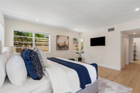 House in Miami Beach, Florida 5 bedrooms, 276.57 sq.m. № 1893047 - photo 10