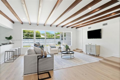 House in Miami Beach, Florida 5 bedrooms, 276.57 sq.m. № 1893047 - photo 17
