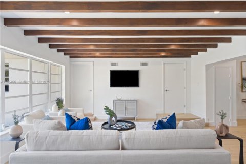 House in Miami Beach, Florida 5 bedrooms, 276.57 sq.m. № 1893047 - photo 16
