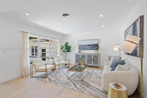 House in Miami Beach, Florida 5 bedrooms, 276.57 sq.m. № 1893047 - photo 14