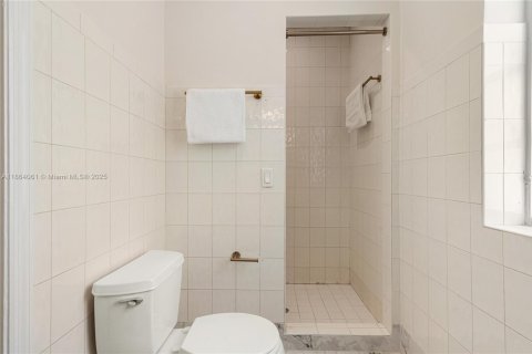 House in Miami Beach, Florida 5 bedrooms, 276.57 sq.m. № 1893047 - photo 22