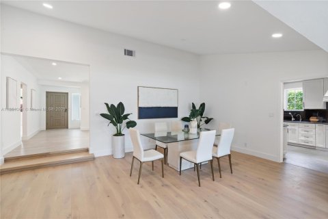 House in Miami Beach, Florida 5 bedrooms, 276.57 sq.m. № 1893047 - photo 9