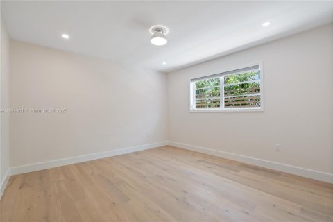 House in Miami Beach, Florida 5 bedrooms, 276.57 sq.m. № 1893047 - photo 24