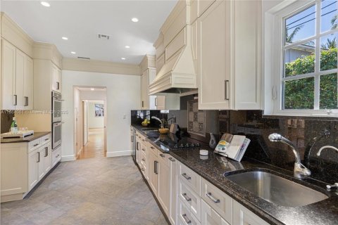 House in Miami Beach, Florida 5 bedrooms, 276.57 sq.m. № 1893047 - photo 13