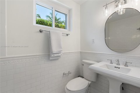 House in Miami Beach, Florida 5 bedrooms, 276.57 sq.m. № 1893047 - photo 23