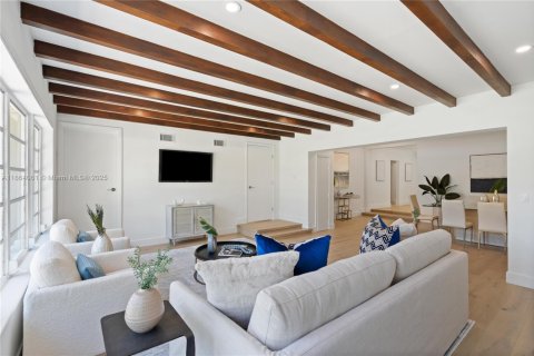 House in Miami Beach, Florida 5 bedrooms, 276.57 sq.m. № 1893047 - photo 4