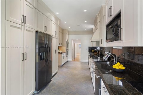 House in Miami Beach, Florida 5 bedrooms, 276.57 sq.m. № 1893047 - photo 18