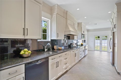 House in Miami Beach, Florida 5 bedrooms, 276.57 sq.m. № 1893047 - photo 12