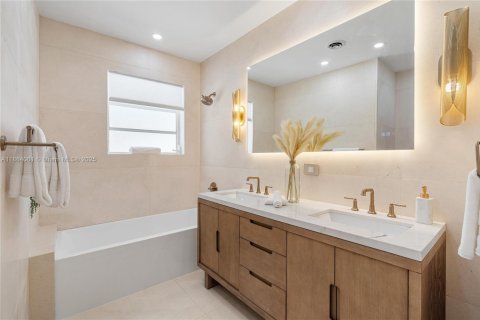House in Miami Beach, Florida 5 bedrooms, 276.57 sq.m. № 1893047 - photo 11