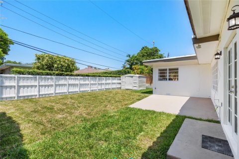 House in Miami Beach, Florida 5 bedrooms, 276.57 sq.m. № 1893047 - photo 28