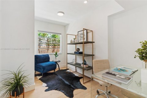 House in Miami Beach, Florida 5 bedrooms, 276.57 sq.m. № 1893047 - photo 15