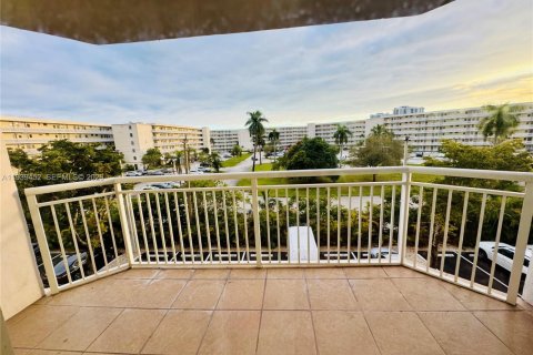 Condo in Aventura, Florida, 2 bedrooms № 2152664 - photo 22