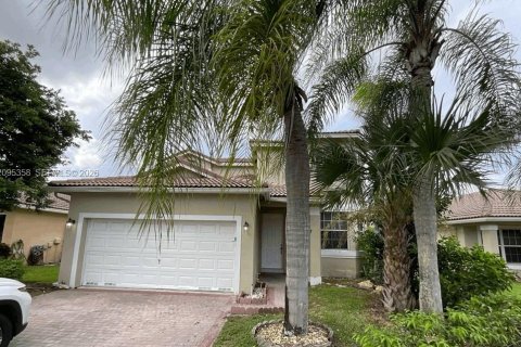 House in Pembroke Pines, Florida 4 bedrooms, 191.1 sq.m. № 2384777