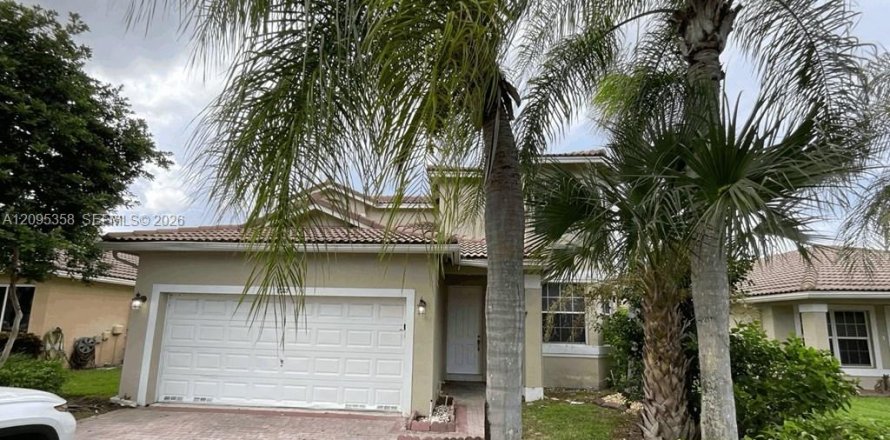 House in Pembroke Pines, Florida 4 bedrooms, 191.1 sq.m. № 2384777