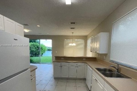 House in Pembroke Pines, Florida 4 bedrooms, 191.1 sq.m. № 2384777 - photo 7
