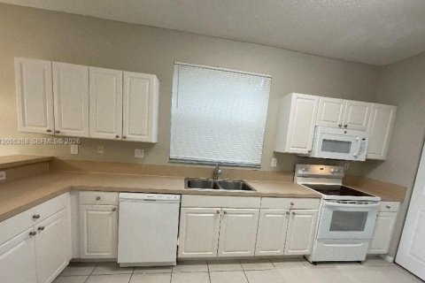 House in Pembroke Pines, Florida 4 bedrooms, 191.1 sq.m. № 2384777 - photo 6
