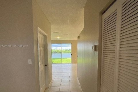 House in Pembroke Pines, Florida 4 bedrooms, 191.1 sq.m. № 2384777 - photo 3