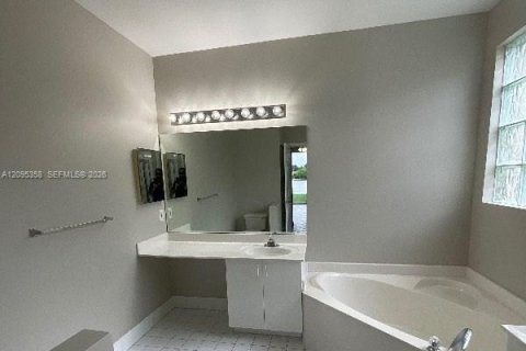 House in Pembroke Pines, Florida 4 bedrooms, 191.1 sq.m. № 2384777 - photo 13