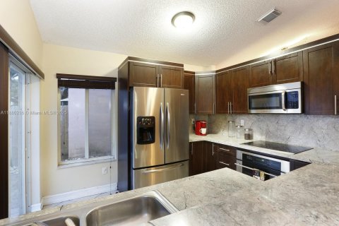 Casa en alquiler en Miami, Florida, 3 dormitorios, 127.18 m2 № 1929028 - foto 16