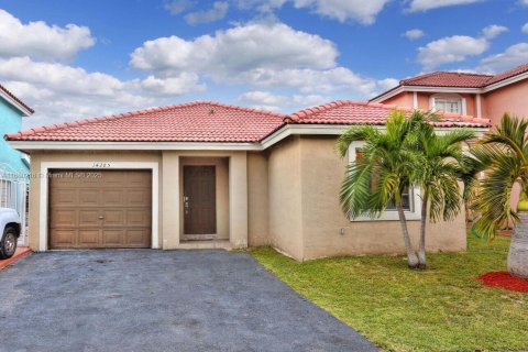 Casa en alquiler en Miami, Florida, 3 dormitorios, 127.18 m2 № 1929028 - foto 1