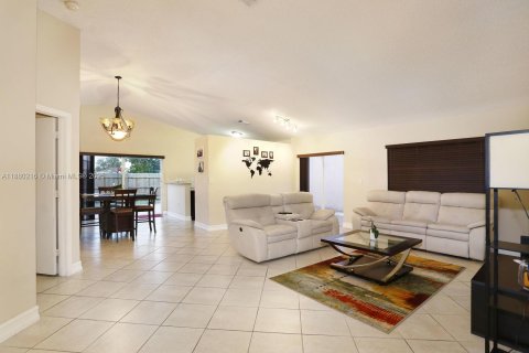 Casa en alquiler en Miami, Florida, 3 dormitorios, 127.18 m2 № 1929028 - foto 9