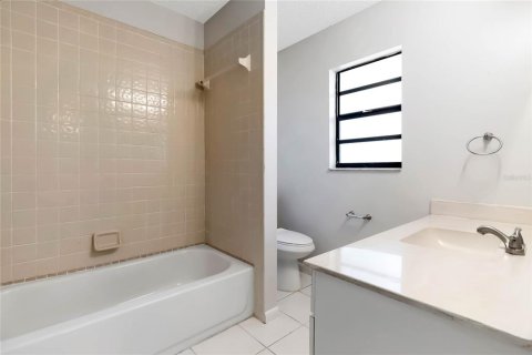 House in Palm Bay, Florida 3 bedrooms, 137.12 sq.m. № 1768014 - photo 18