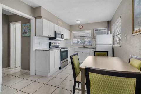 Commercial property in Saint Pete Beach, Florida 5 bedrooms, 200.3 sq.m. № 1613118 - photo 11