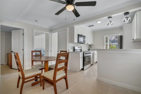 Commercial property in Saint Pete Beach, Florida 5 bedrooms, 200.3 sq.m. № 1613118 - photo 16
