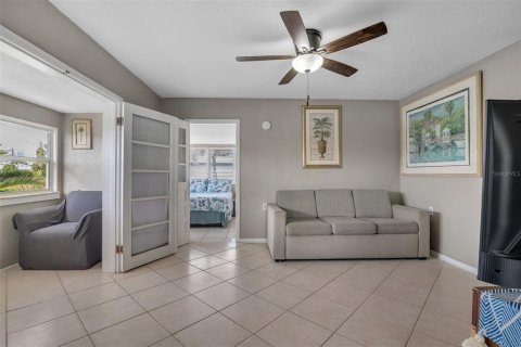 Commercial property in Saint Pete Beach, Florida 5 bedrooms, 200.3 sq.m. № 1613118 - photo 15