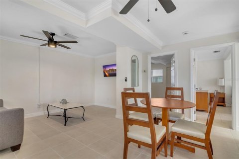 Commercial property in Saint Pete Beach, Florida 5 bedrooms, 200.3 sq.m. № 1613118 - photo 17
